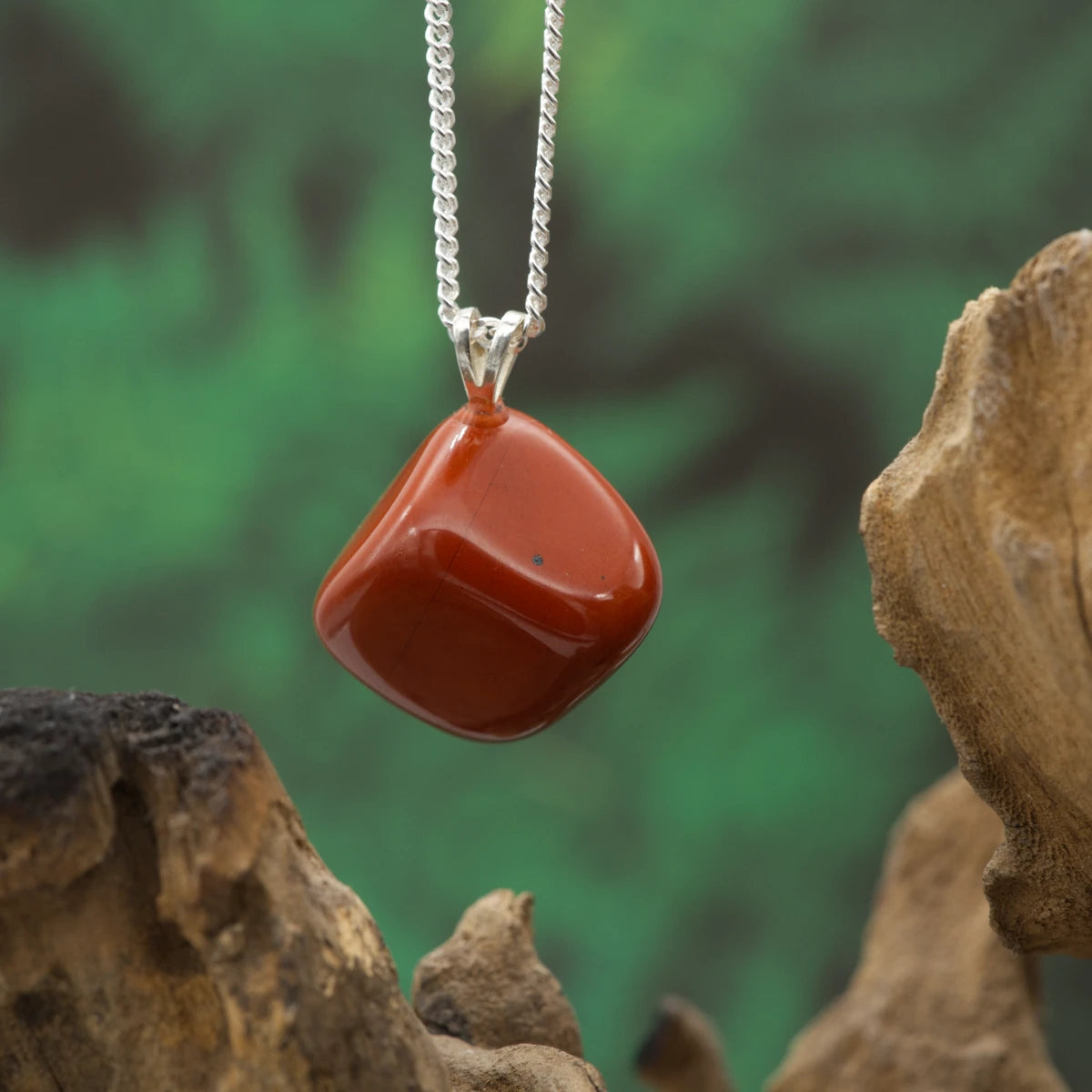 Roter Jaspis-Anhänger – erdender Stein für Energie, Vitalität und Mut.