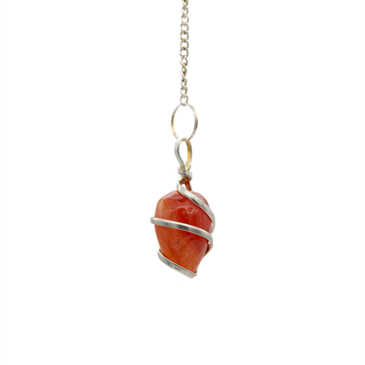 Karneol Spiralen-Pendel aus versilbertem Messing mit abnehmbarer Kette – stärkt Lebensenergie und Intuition, online kaufen bei Calerris.