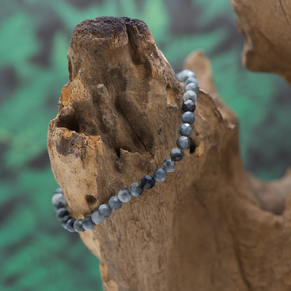 Edelstein-Armband aus 4 mm facettiertem Katzenaugequarz – schärft Intuition und schützt.