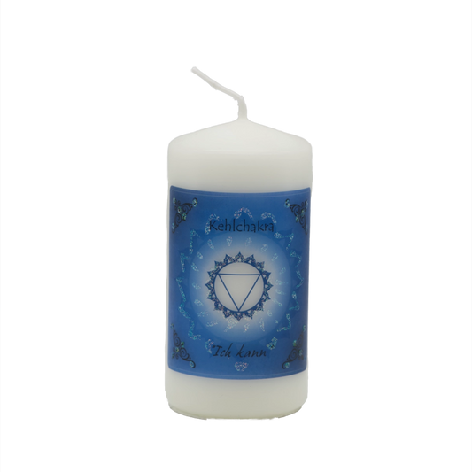 Hellblaue Energiekerze für das Halschakra – mit Edelsteinessenz zur Förderung von Kommunikation, Selbstausdruck und Wahrheit.