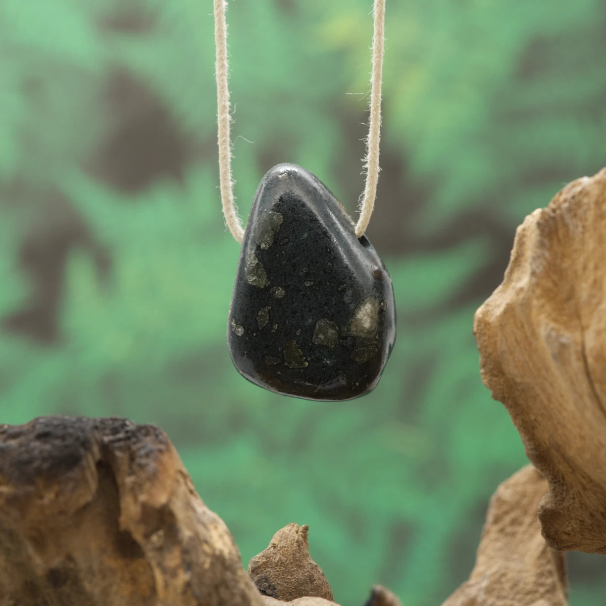 Dunkler Kimberlit – Erdung, Transformation und Stärke.