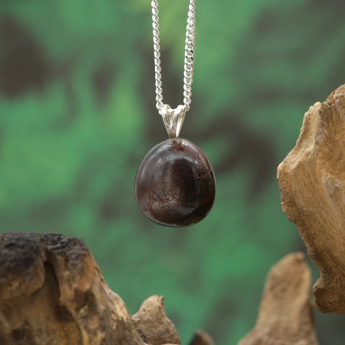 Tiefblauer Sternsaphir mit Asterismus – Schutz, Weisheit und klare Intuition.