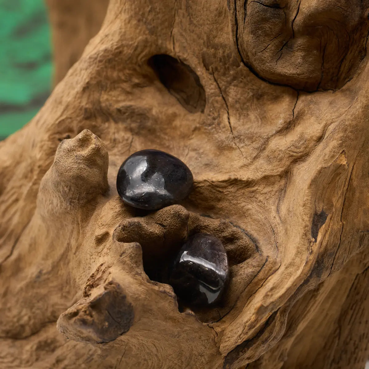 Dunkelblauer Glanz mit Stern-Effekt – stärkt Intuition und Willenskraft.