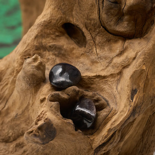 Dunkelblauer Glanz mit Stern-Effekt – stärkt Intuition und Willenskraft.