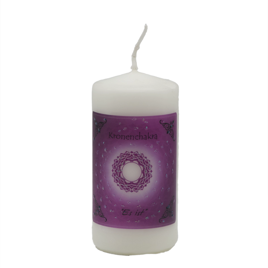 Violette Energiekerze für das Kronenchakra – mit Edelsteinessenz für spirituelle Verbindung, Bewusstsein und inneren Frieden.