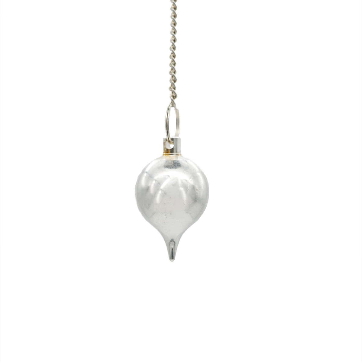 Versilbertes Kugelpendel aus Messing mit Kette – edles, präzises Pendel für Energiearbeit und Radiästhesie, online kaufen bei Calerris.
