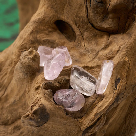 Zartrosafarbener Kunzit – öffnet Herz und bringt emotionale Heilung.