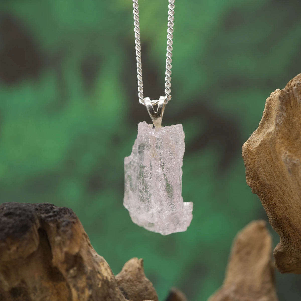 Roh-Kunzit in zartem Rosa – natürlicher Herzstein für Liebe und Ruhe.