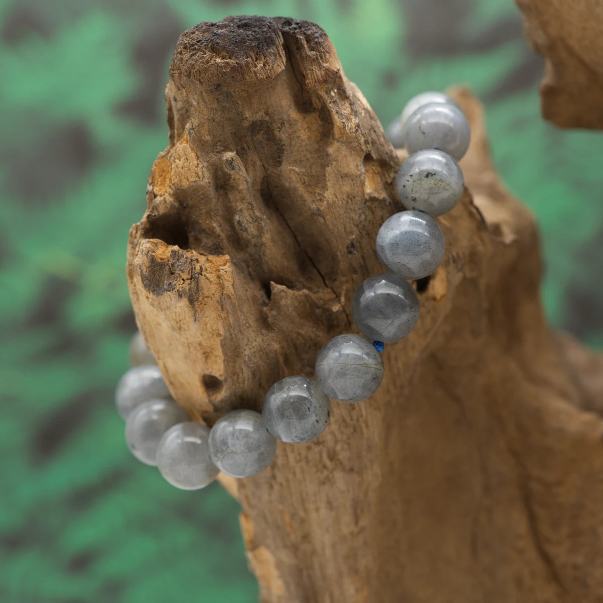 Edelstein-Armband aus 10 mm Labradorit-Perlen mit schimmerndem Farbspiel – fördert Intuition und Selbstvertrauen.