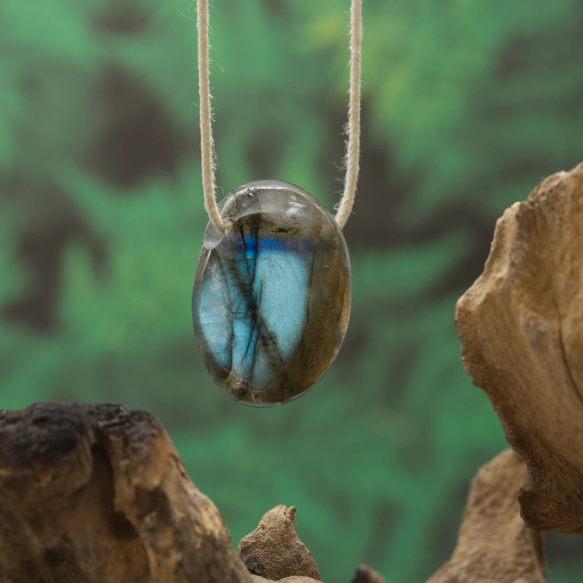 Hochwertiger Labradorit – Intuition, Schutz und Transformation.