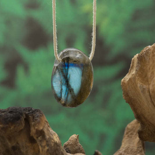 Hochwertiger Labradorit – Intuition, Schutz und Transformation.