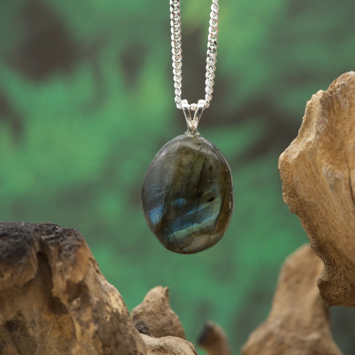 Ovaler Labradorit 1A – intensives Farbspiel, Schutz und spirituelle Führung.