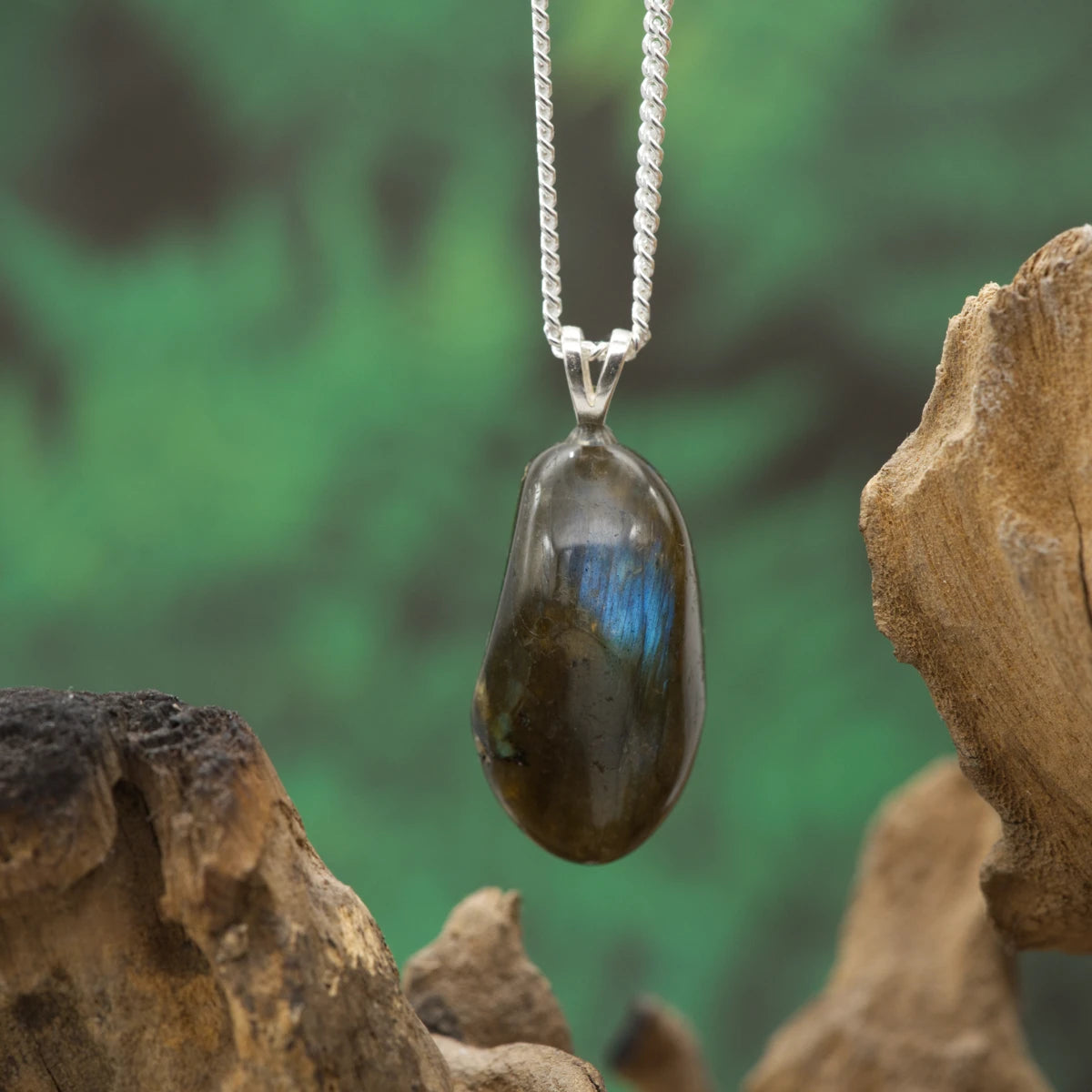 Graublauer Labradorit mit Schimmer – Schutzstein für Transformation und innere Stärke.