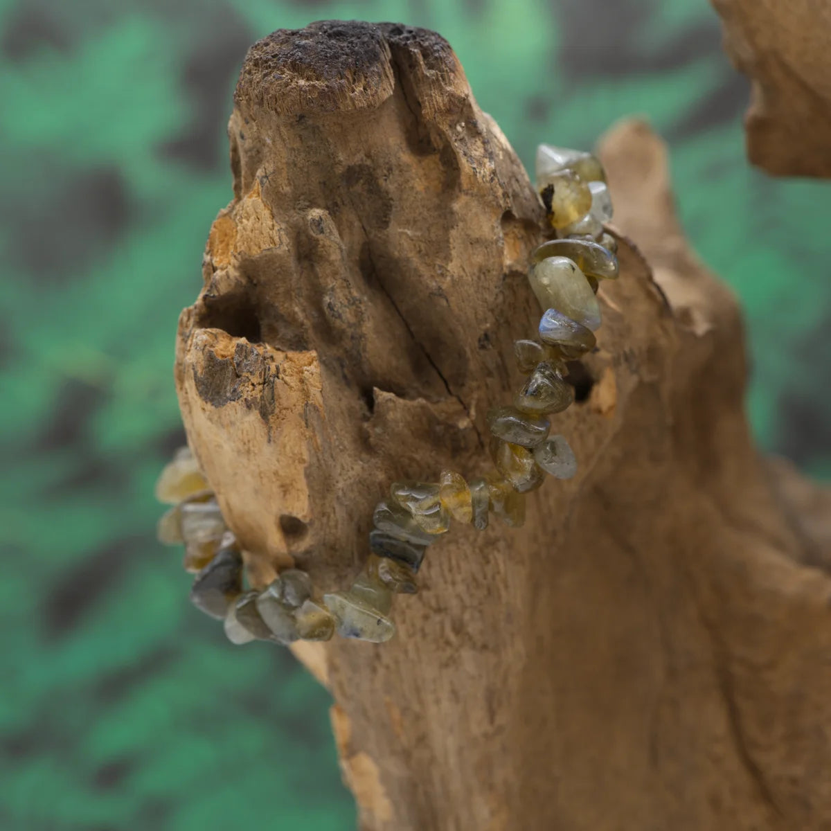 Splitterarmband aus schimmerndem Labradorit – fördert Intuition und Schutz.