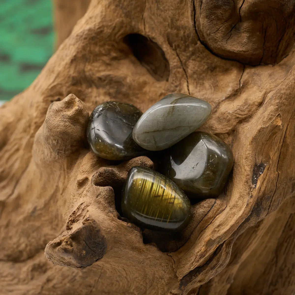 Dunkel schimmernd – schützt Aura und stärkt Intuition