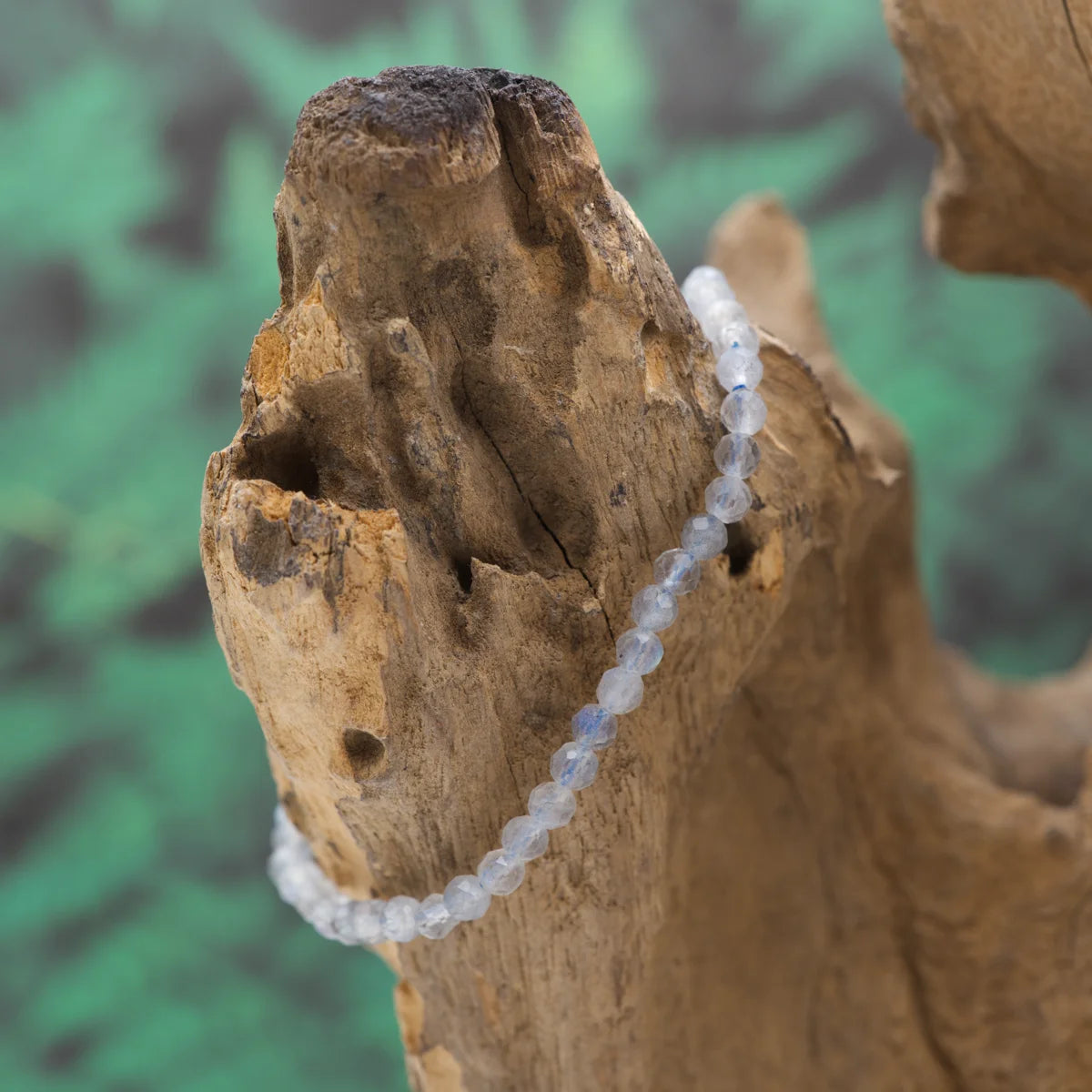 Edelstein-Armband aus 4 mm facettiertem Labradorit – schimmert mystisch, schützt.