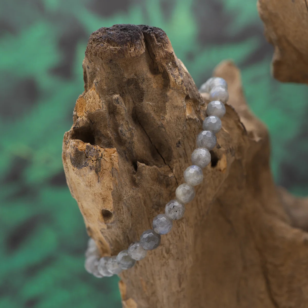 Edelstein-Armband aus 6 mm facettiertem Labradorit – schimmert mystisch, stärkt Schutz.