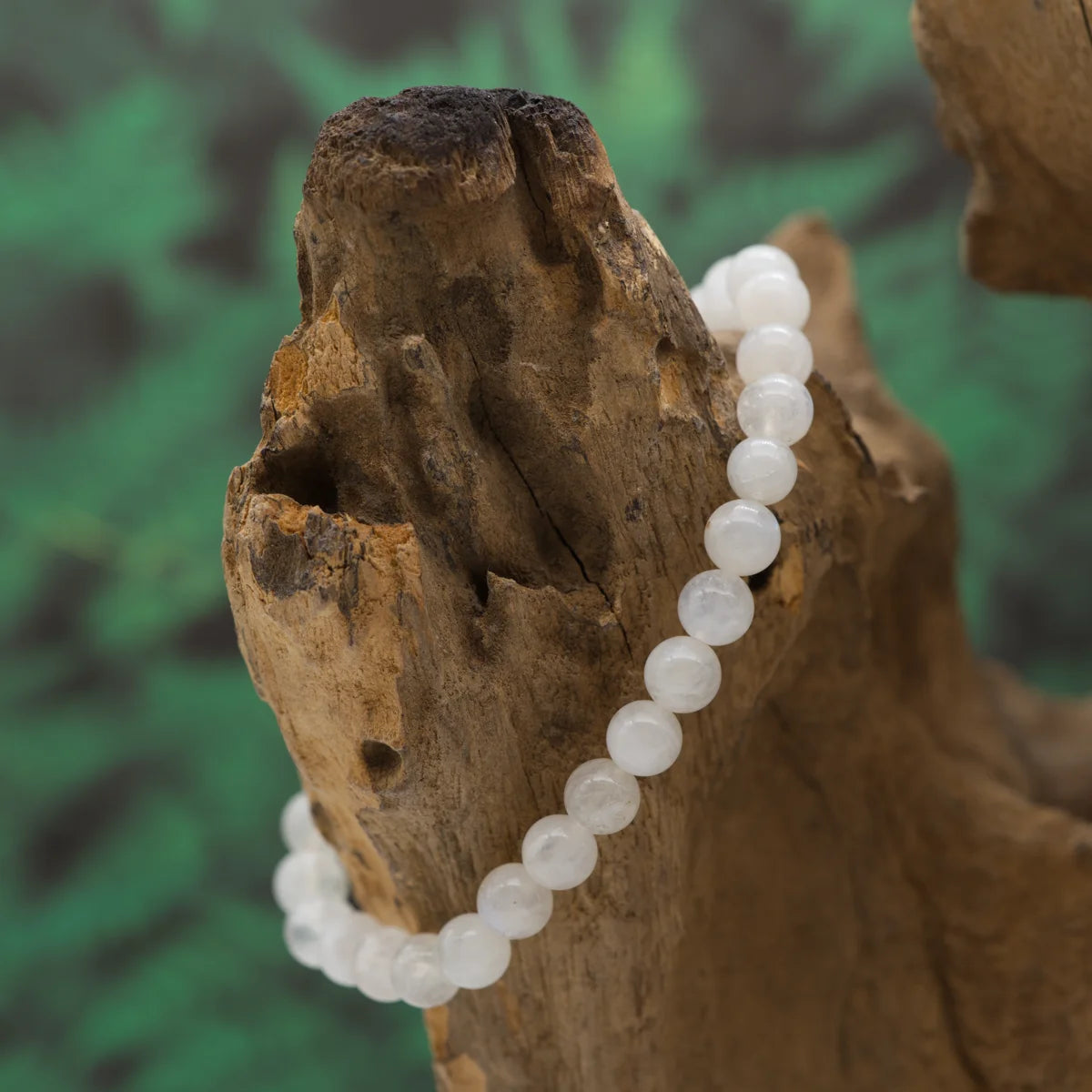Edelstein-Armband aus 6 mm Regenbogenmondstein – bringt Klarheit und Intuition.