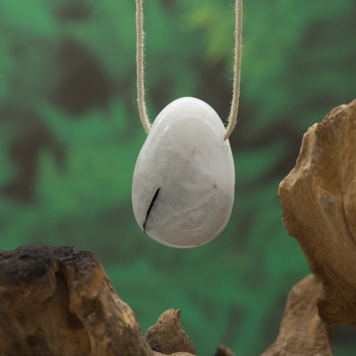 Weißer Labradorit mit Blauschimmer – Intuition, Harmonie und Weiblichkeit.