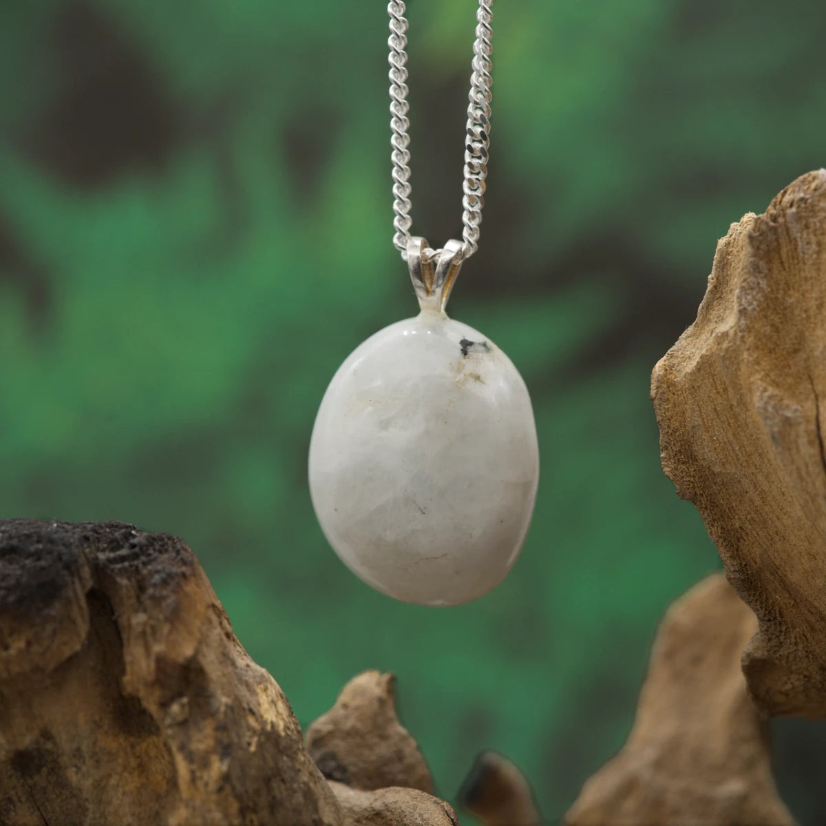 Weißer Regenbogenmondstein – sanfter Schimmer, weibliche Energie und emotionale Harmonie.