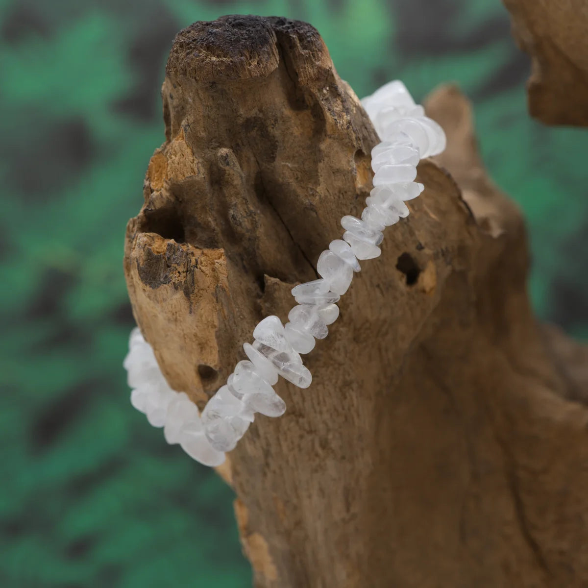 Splitterarmband aus Regenbogenmondstein – stärkt weibliche Energie und Klarheit.