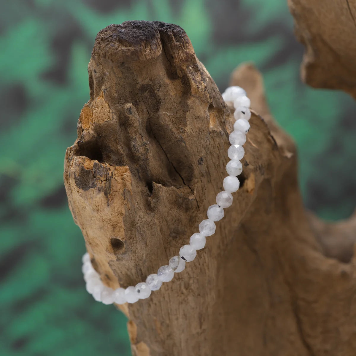 Edelstein-Armband aus 4 mm facettiertem Regenbogenmondstein – harmonisiert und klärt.