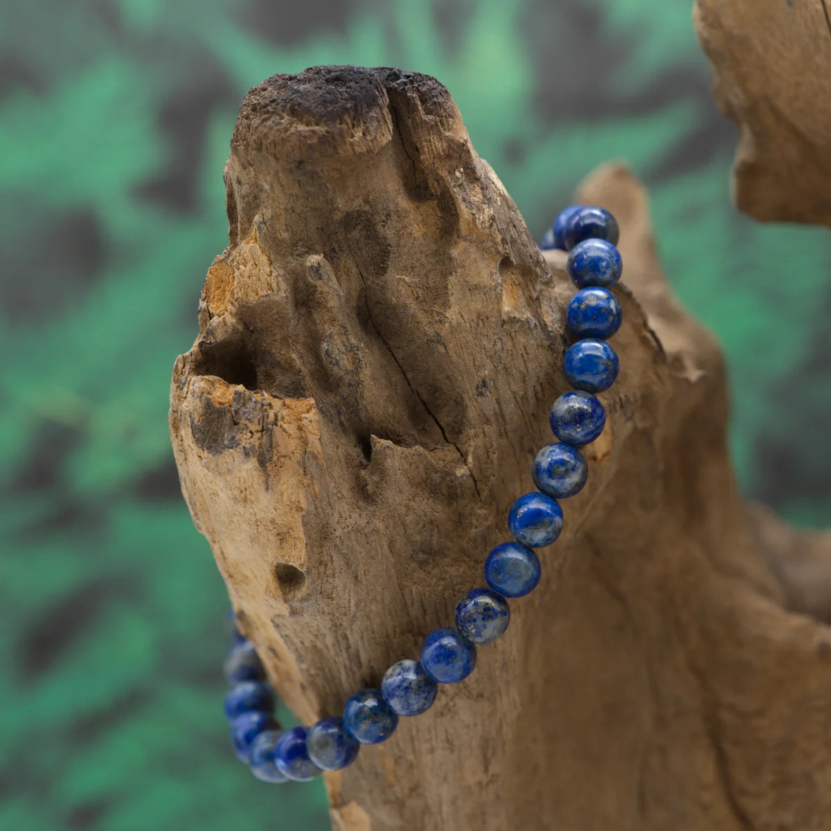 Edelstein-Armband aus 6 mm Lapislazuli – fördert Wahrheit und Ausdruck.