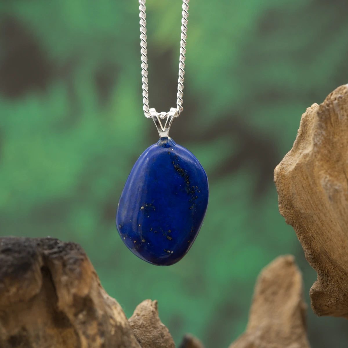 Tiefblauer Lapislazuli 1A – Wahrheit, klare Kommunikation und königliche Präsenz.