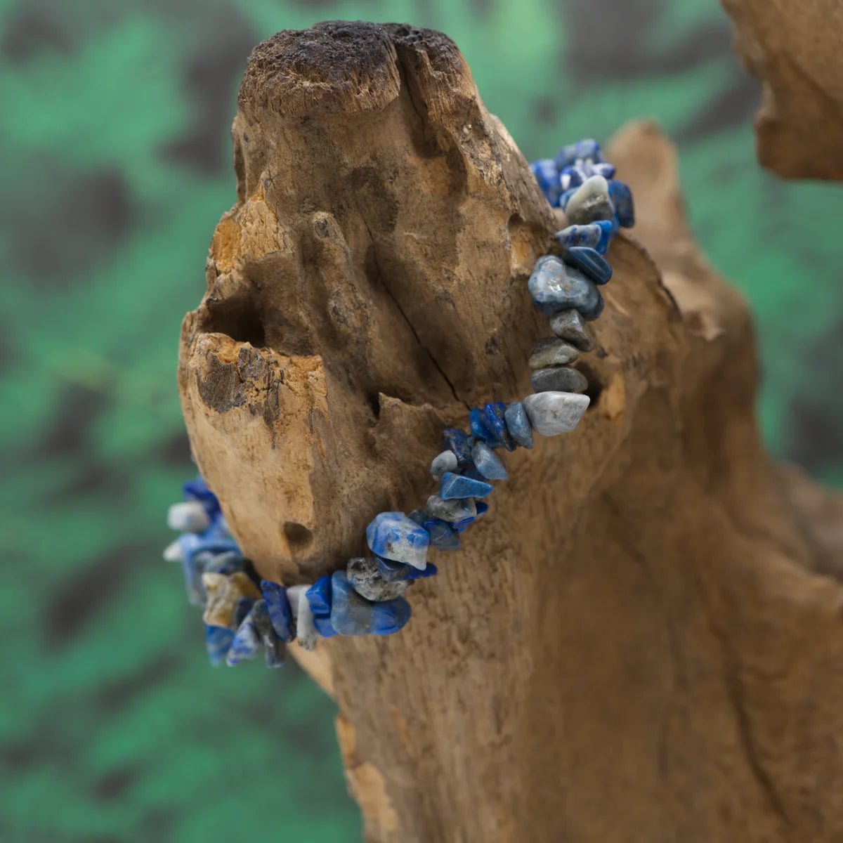 Splitterarmband aus tiefblauem Lapislazuli – unterstützt Selbstausdruck und Wahrheit.