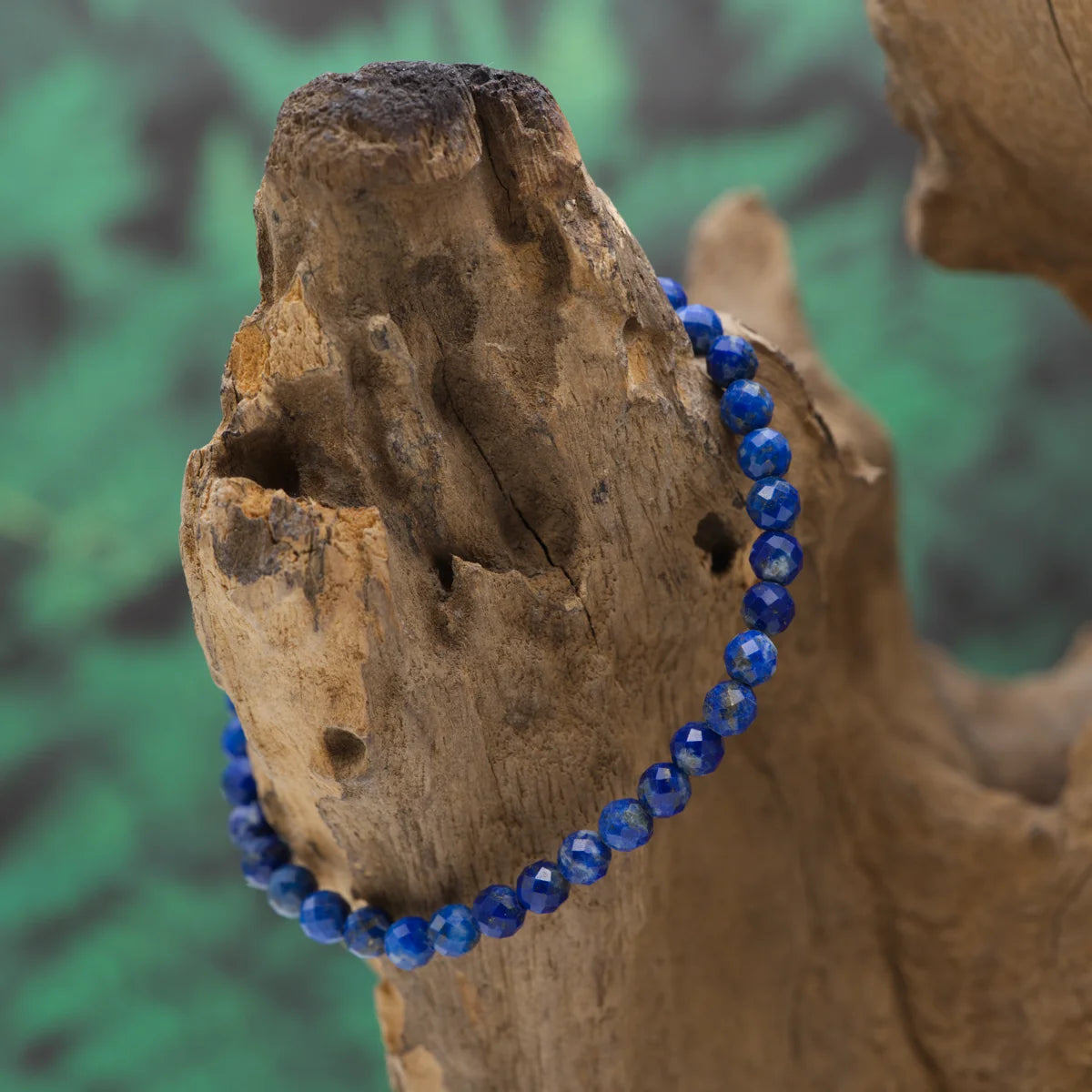 Edelstein-Armband aus 4 mm facettiertem Lapislazuli – stärkt Fokus und Klarheit.