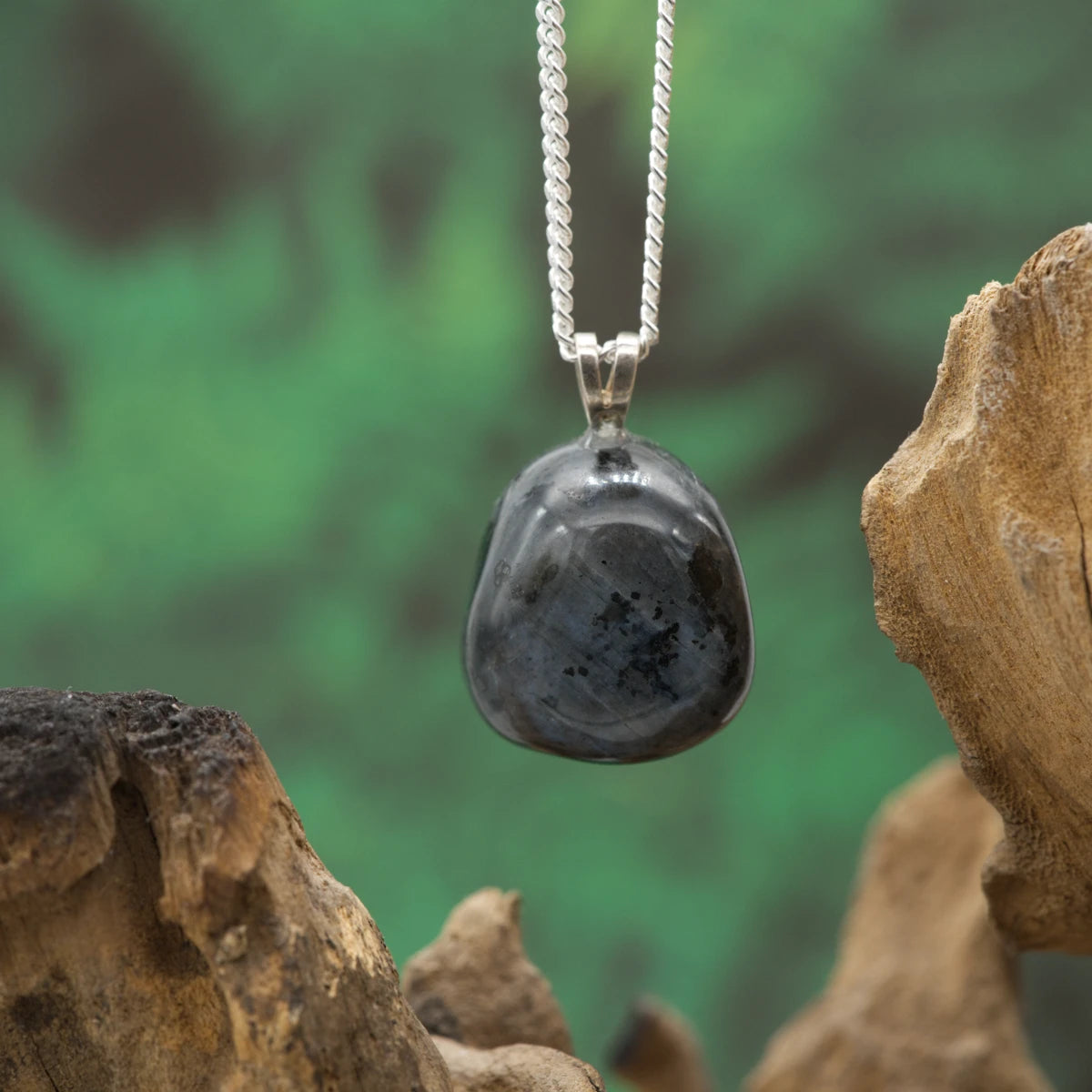 Dunkler Larvikit mit Schiller – Erdung, Schutz und mentale Klarheit.