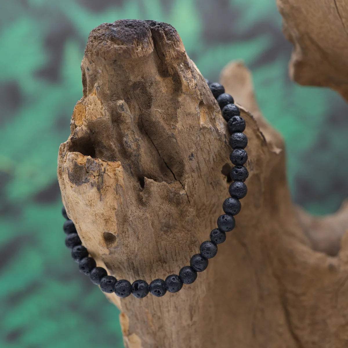 Edelstein-Armband aus 4 mm Lava – erdet und schenkt Stabilität.