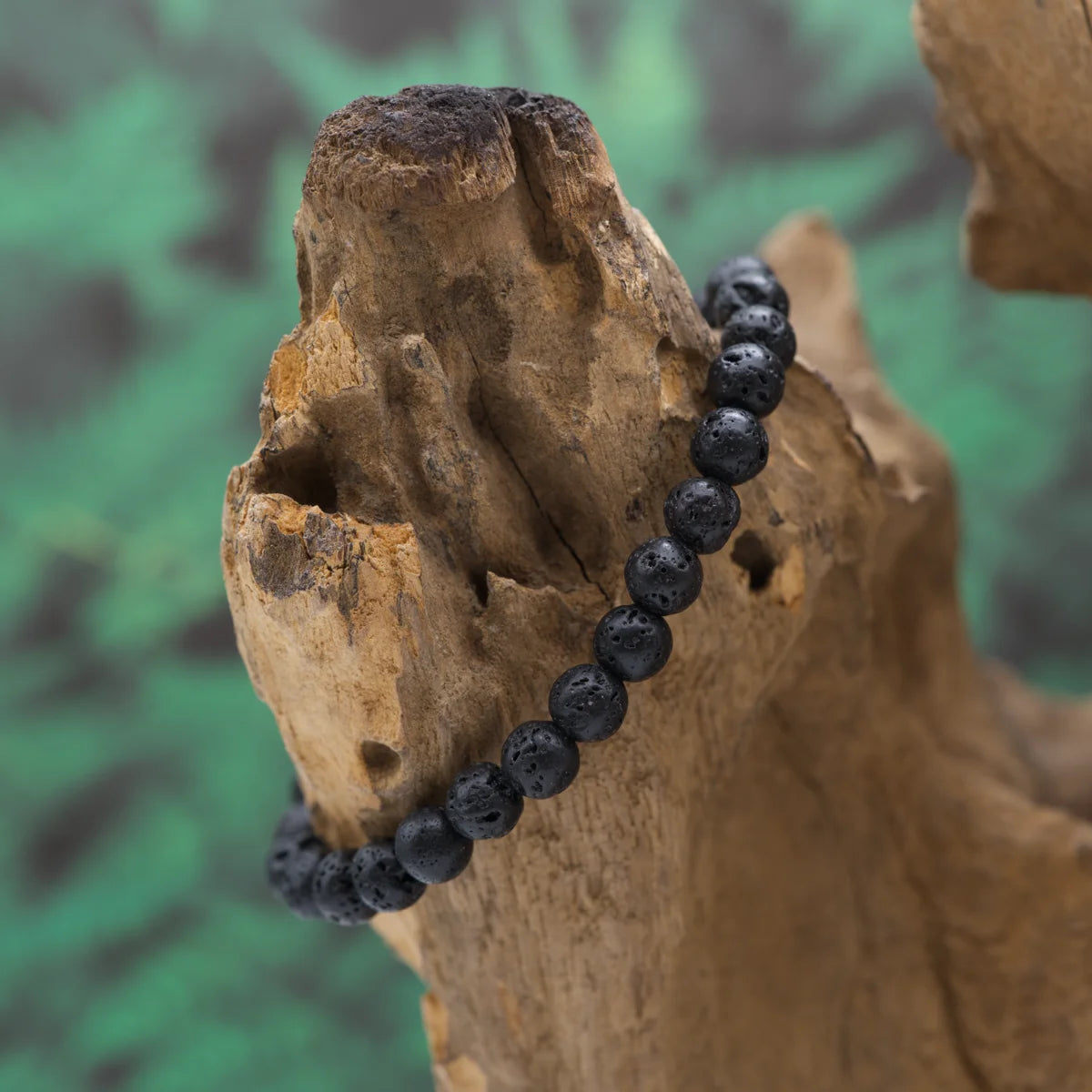 Edelstein-Armband aus 6 mm Lava – erdet und schenkt Stabilität.