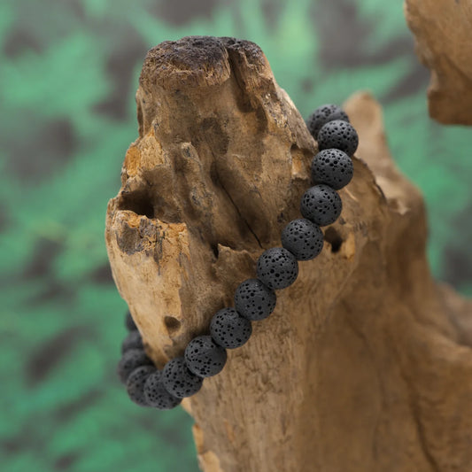 Edelstein-Armband aus 8 mm Lava-Perlen – schenkt Stabilität und Erdverbundenheit.
