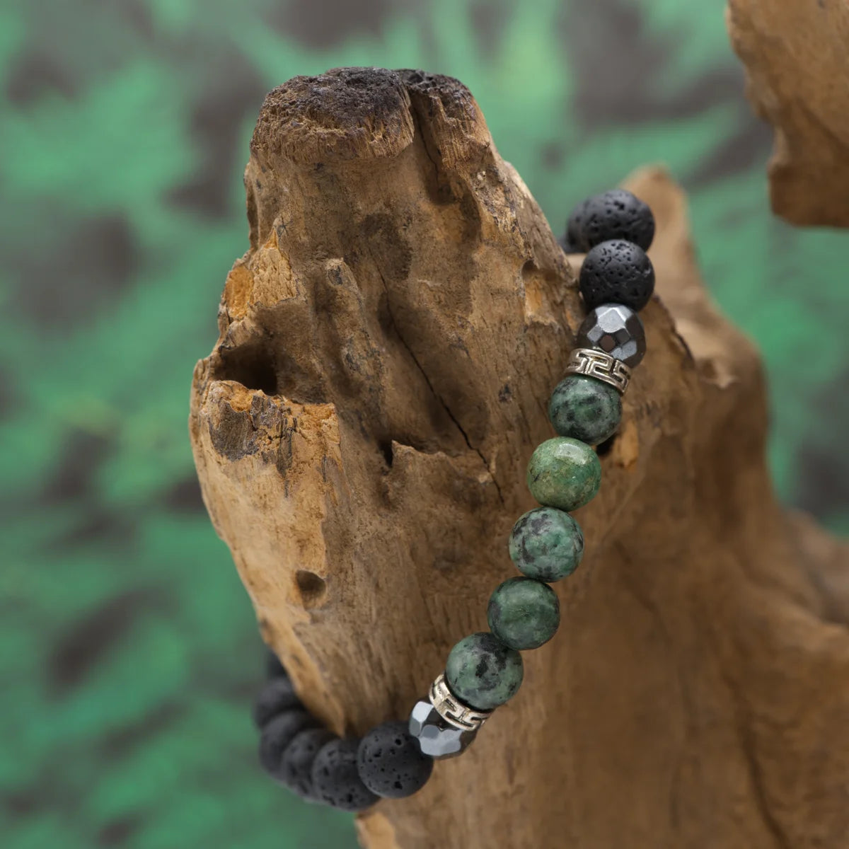 Edelstein-Armband aus 8 mm Lava- und Smaragd-Perlen – verbindet Erdung mit Herzenergie.