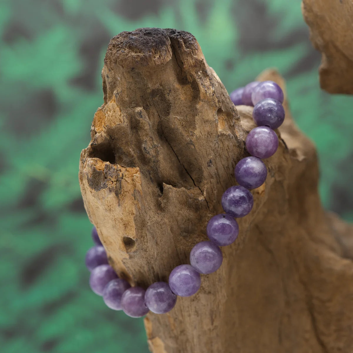 Edelstein-Armband aus 8 mm dunklem Lepidolith – beruhigt Geist und Emotionen.