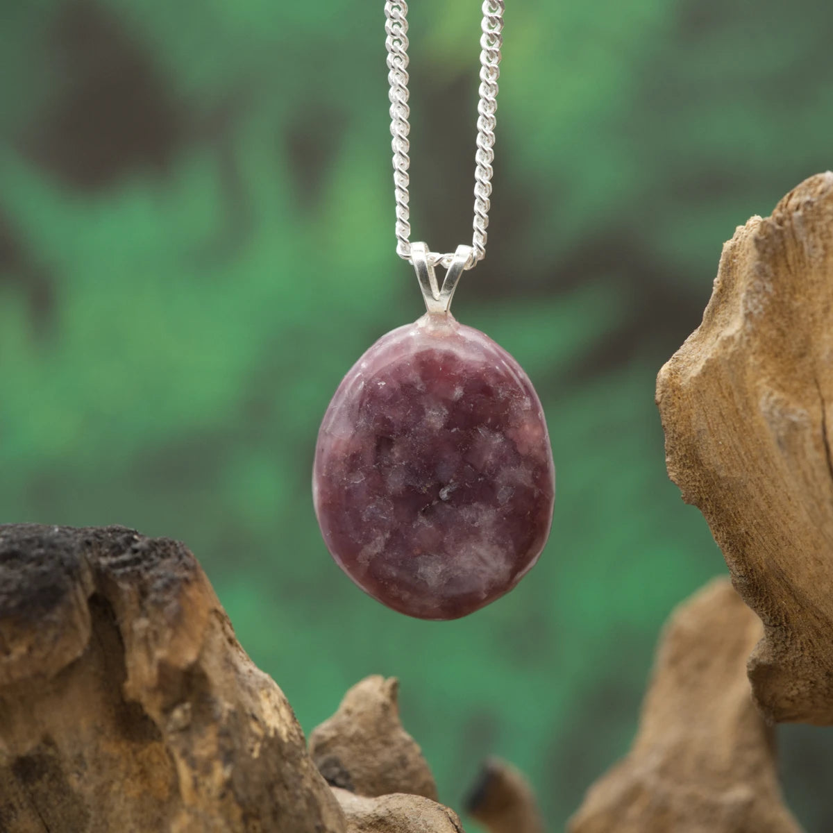 Ovaler Lepidolith – warmes Rotviolett, emotionaler Schutz und Sanftmut.