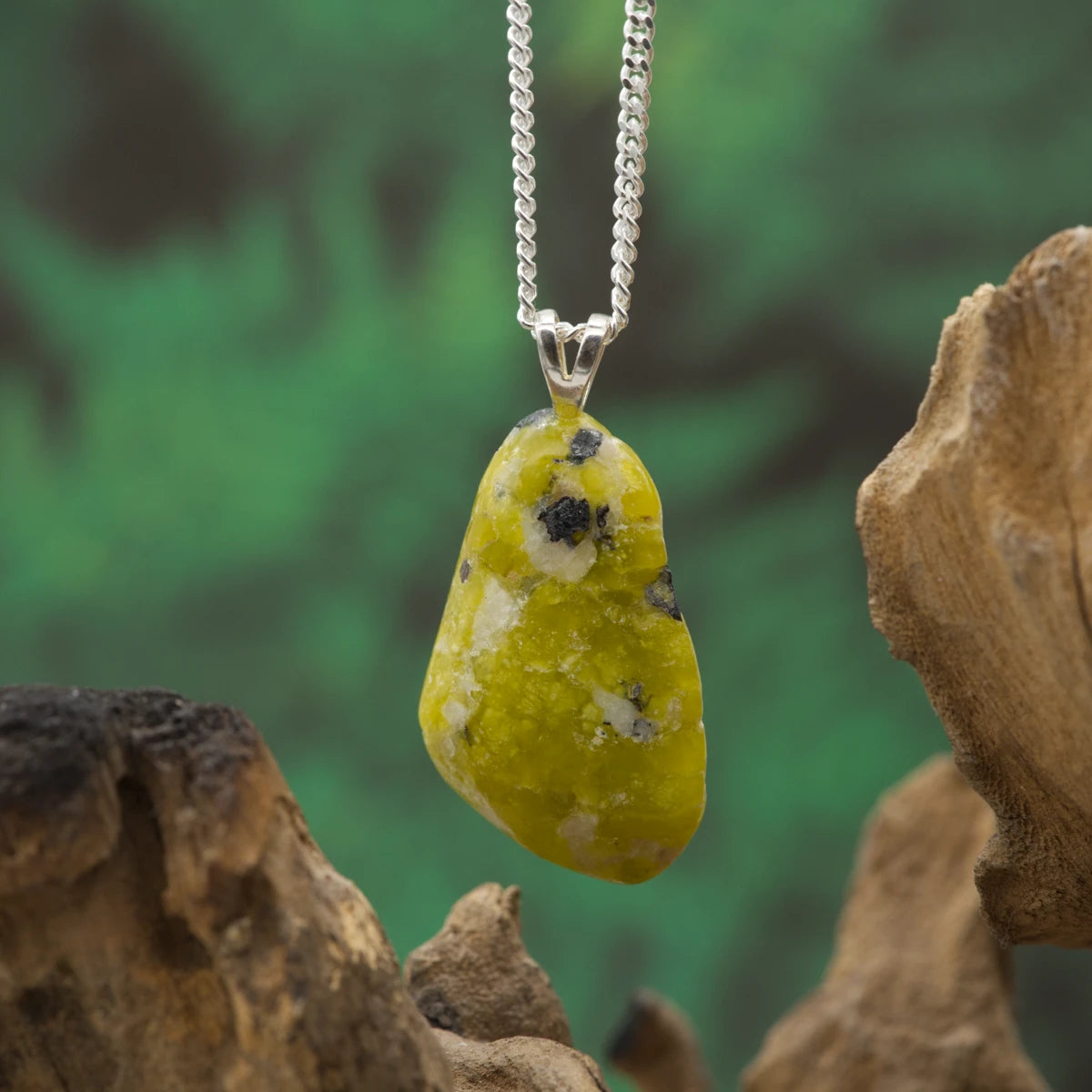 Lizardit-Serpentin in Hellgrün – Beruhigung, Entgiftung, Ausgleich.