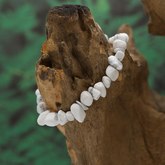 Splitterarmband aus weißem Magnesit – beruhigt und entspannt den Geist.