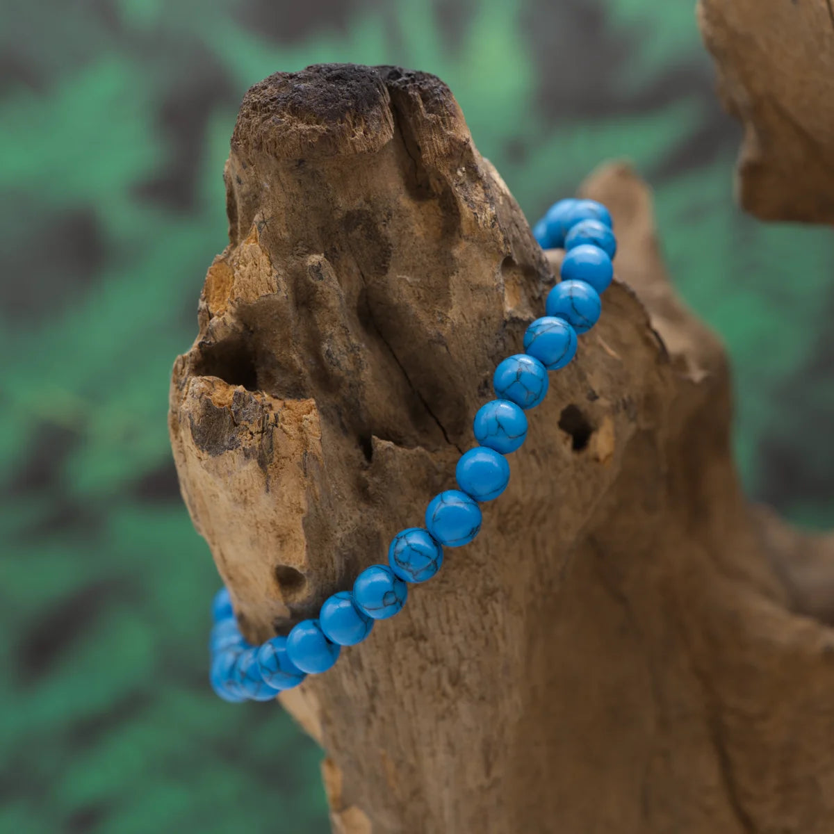 Edelstein-Armband aus 6 mm blauem Magnesit – klärt Gedanken und kühlt Emotionen.