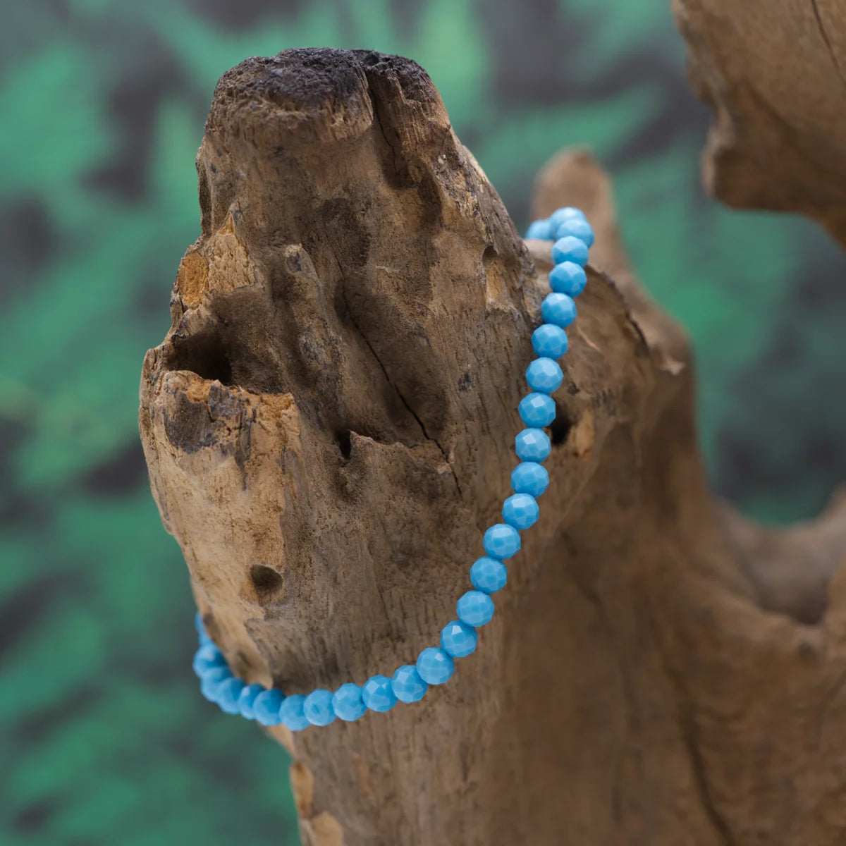 Edelstein-Armband aus 4 mm facettiertem blauem Magnesit – kühlt Emotionen und klärt Gedanken.