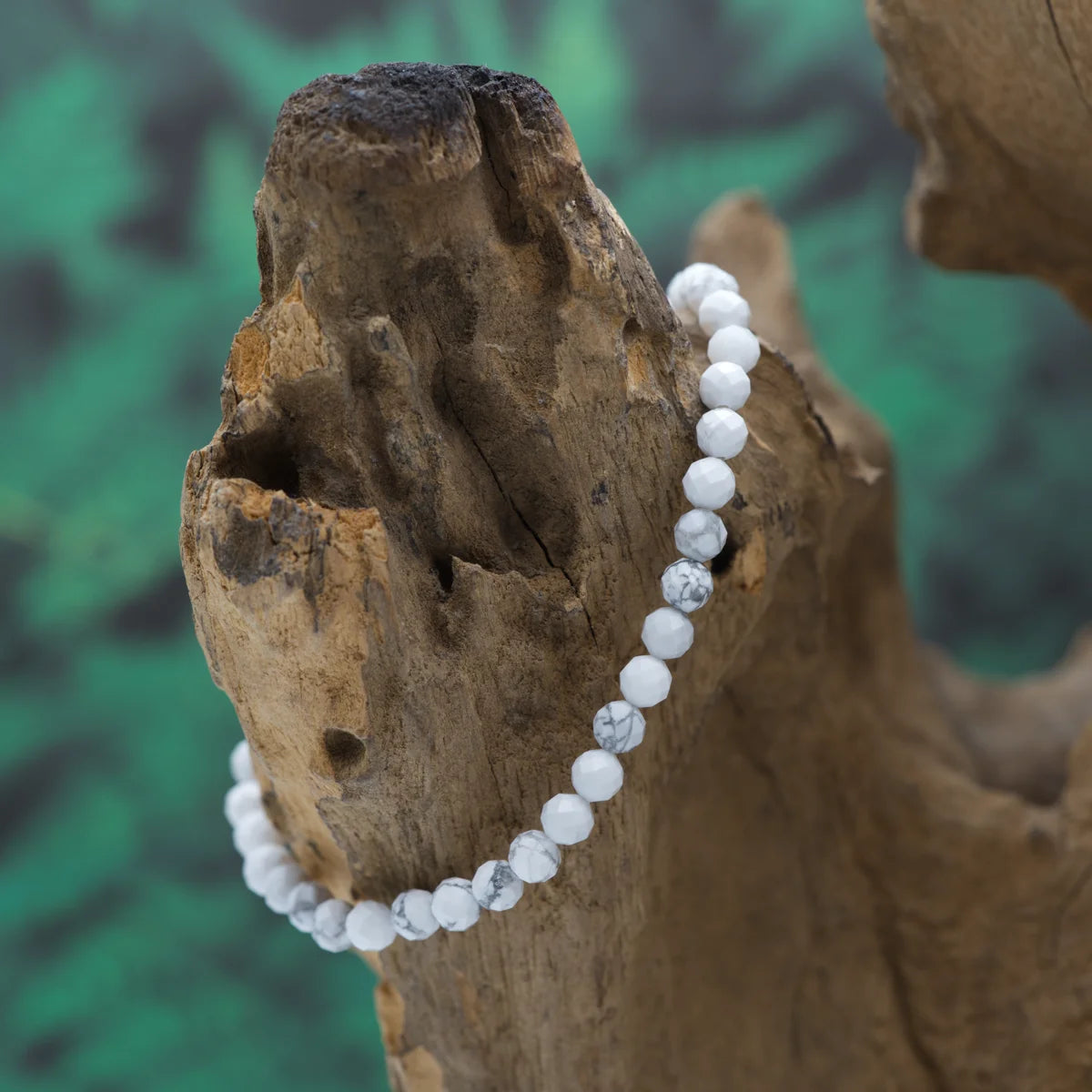 Edelstein-Armband aus 4 mm facettiertem Magnesit – beruhigt und zentriert.