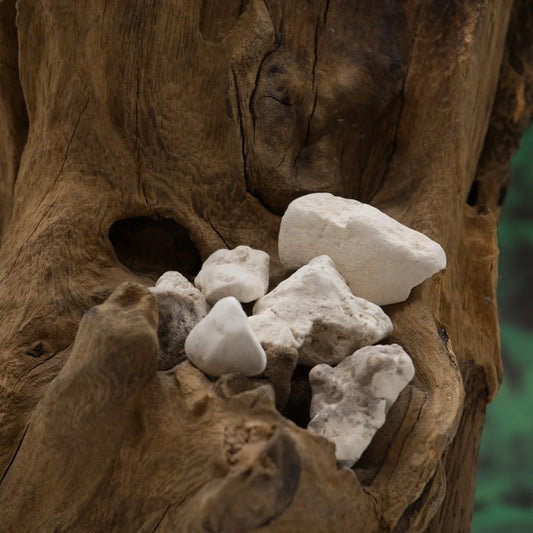 Weißer Magnesit-Rohstein – entspannt und harmonisiert Emotionen.