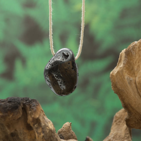 Schwarzer Magnetit – Erdung, Stabilität und energetischer Schutz.