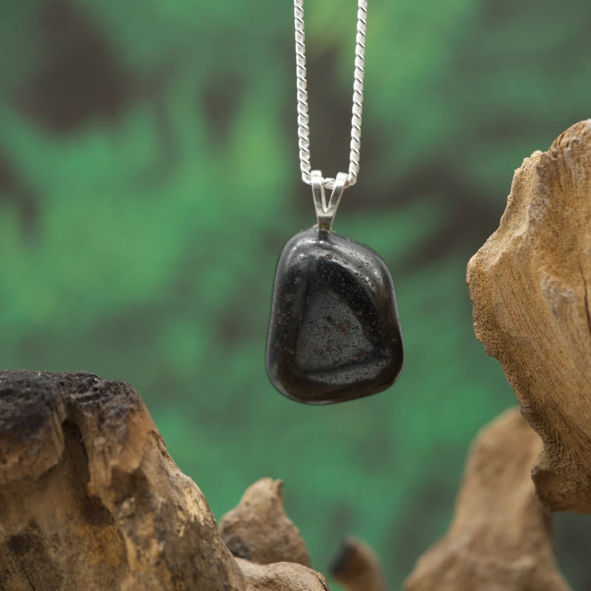 Metallischer Magnetit – starker Erdungsstein, Stabilität und Schutzfelder.