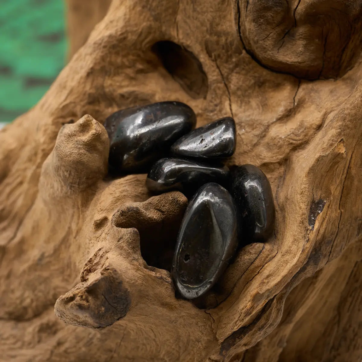 Schwarz metallisch – stärkt Erdung und Stabilität.