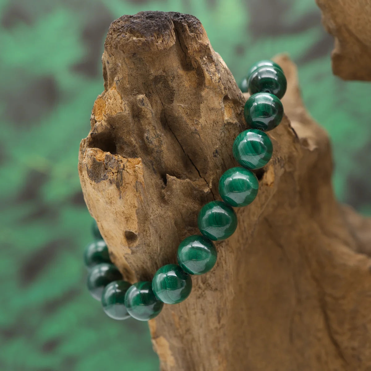 Edelstein-Armband aus 10 mm Malachit-Perlen mit intensiver grüner Maserung – steht für Transformation und Herzöffnung.