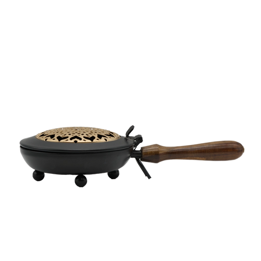 Räuchergefäß Mandala aus Eisen mit goldfarbenem Deckel und Holzgriff – ideal für harmonische Raum- und Aurareinigung, online kaufen bei Calerris.