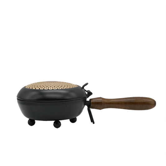 Räuchergefäß Sonne aus Eisen mit Holzgriff und goldfarbenem Deckel – für energetische Raum- und Aurareinigung, online kaufen bei Calerris.