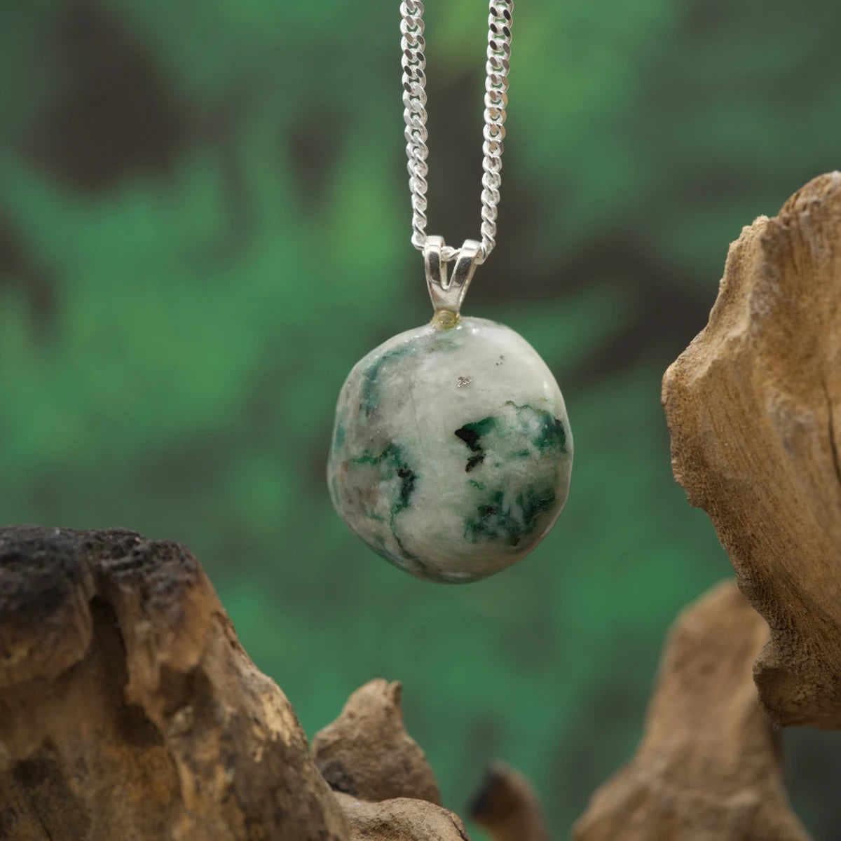 Grüner Mariposit im Dolomit – Balance, Regeneration und Erdverbundenheit.